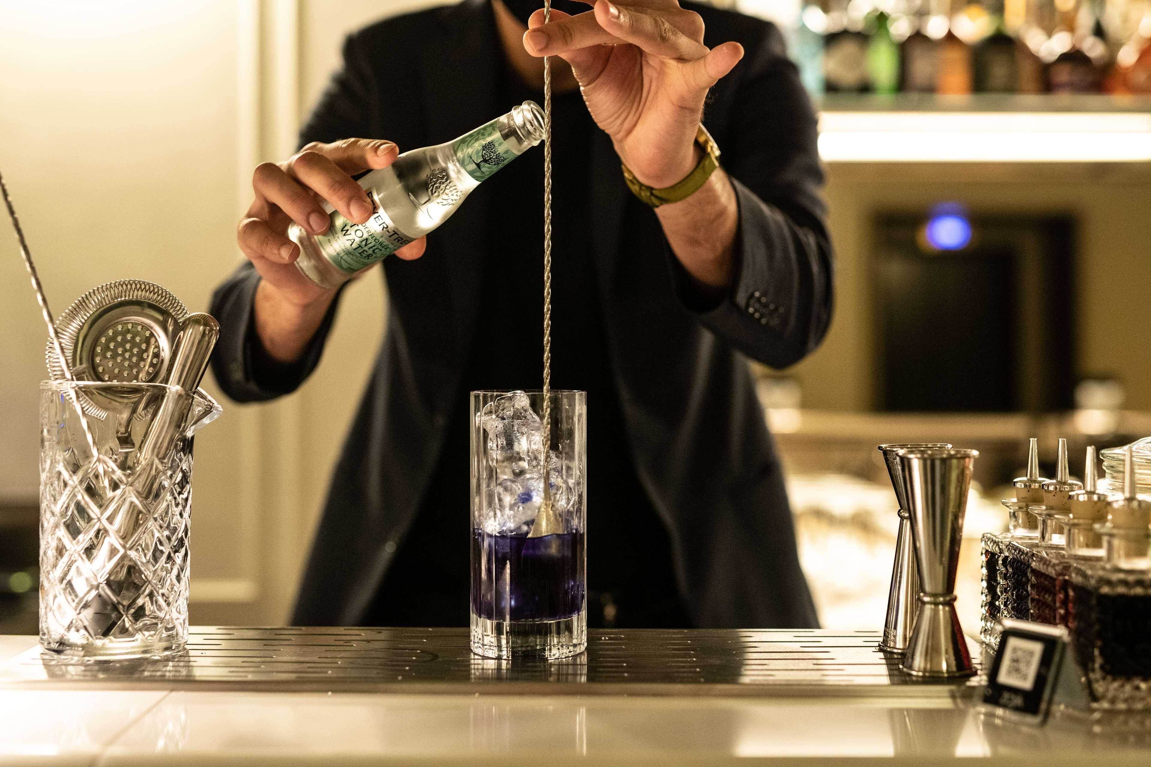 Radisson Collection Hotel, Palazzo Nani Velence Kültér fotó A bartender topping a cocktail with tonic water