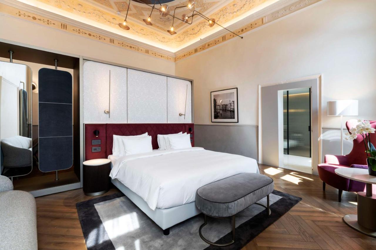 Radisson Collection Hotel, Palazzo Nani Velence Kültér fotó A bedroom at the hotel