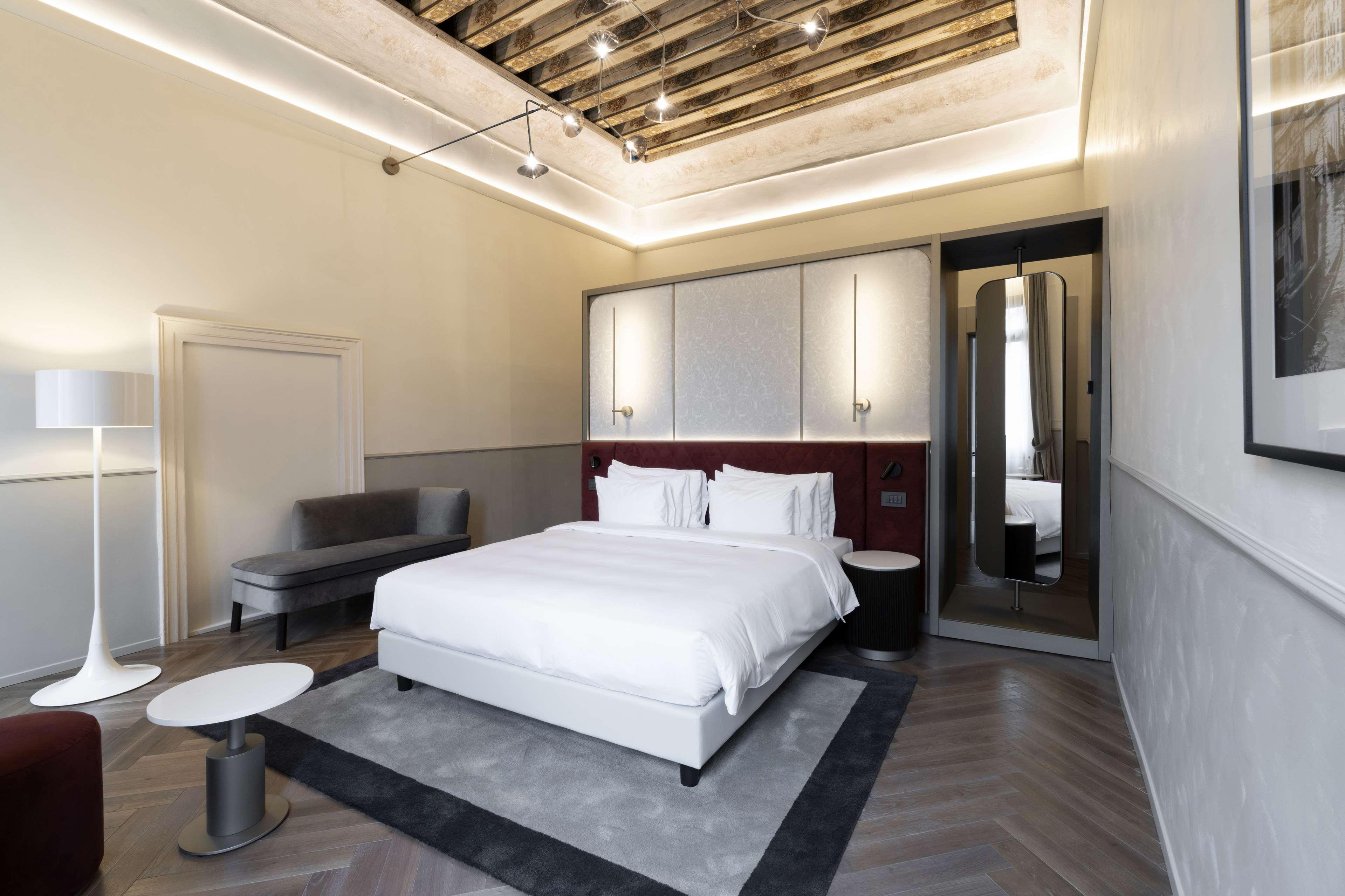 Radisson Collection Hotel, Palazzo Nani Velence Kültér fotó A bedroom at the hotel