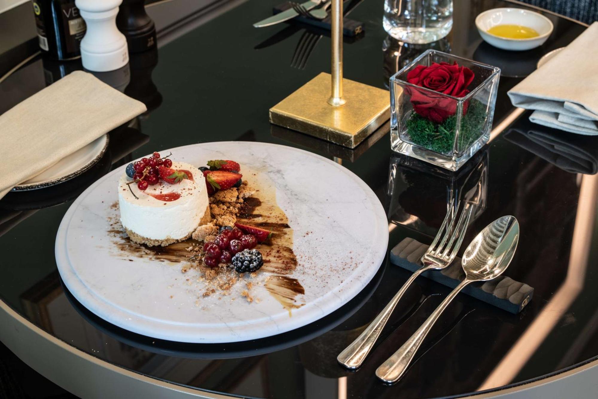 Radisson Collection Hotel, Palazzo Nani Velence Kültér fotó A dessert at the restaurant