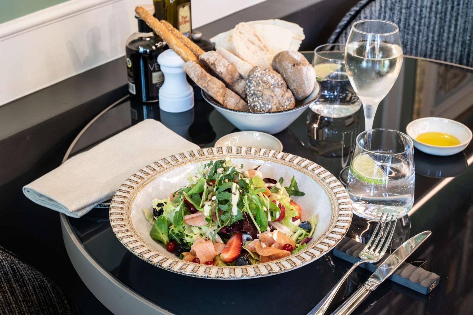 Radisson Collection Hotel, Palazzo Nani Velence Kültér fotó A salad at the restaurant