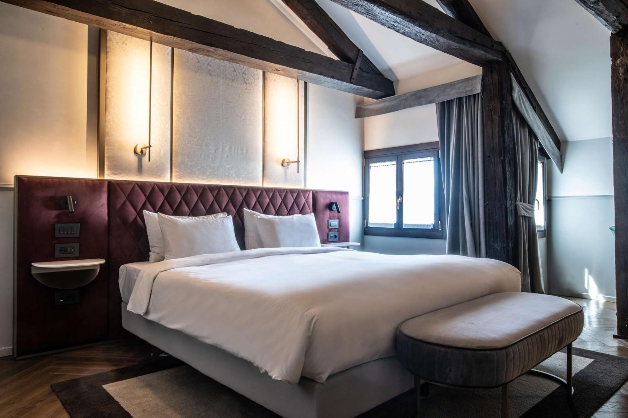 Radisson Collection Hotel, Palazzo Nani Velence Kültér fotó A bedroom at the hotel
