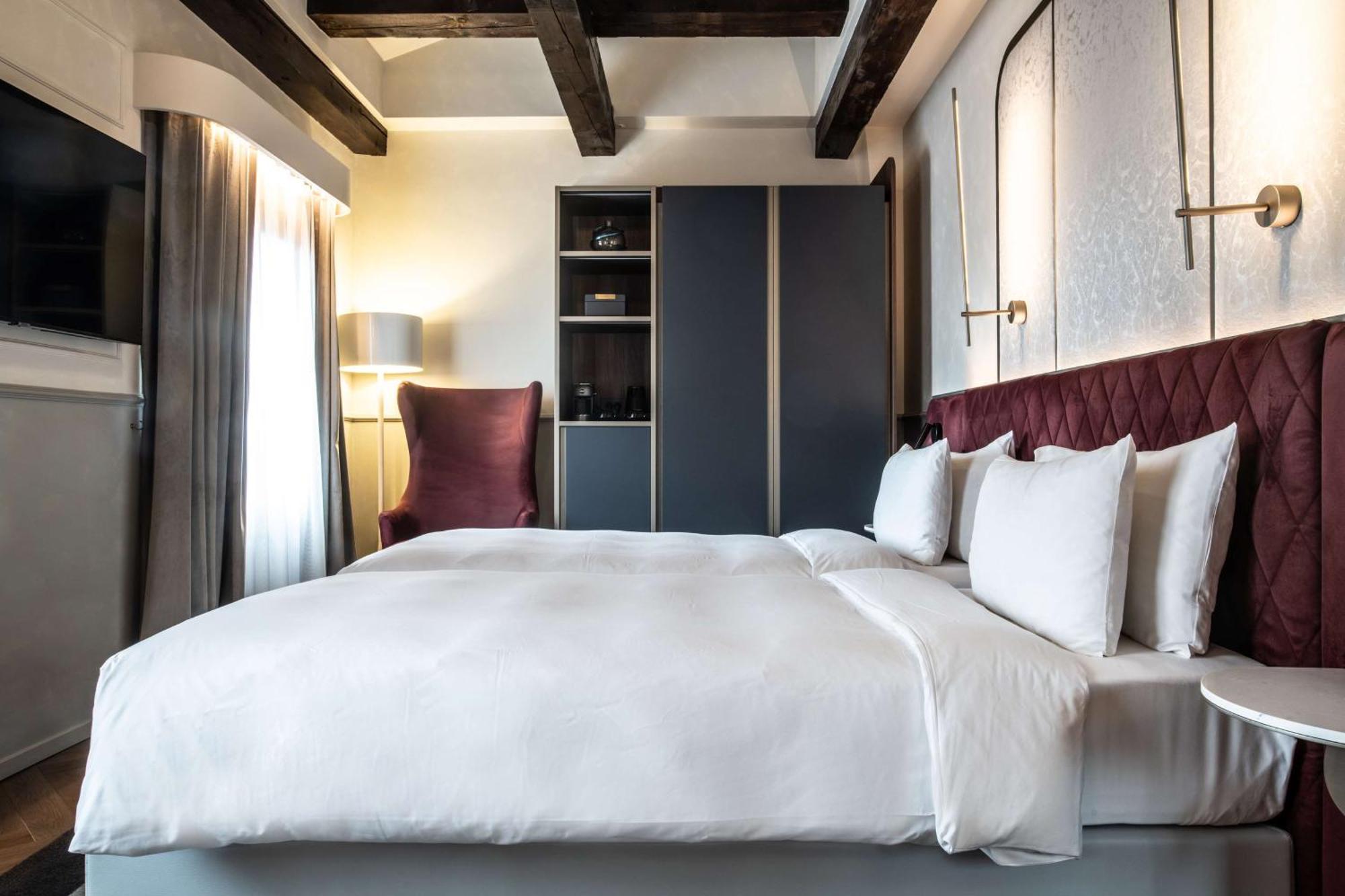 Radisson Collection Hotel, Palazzo Nani Velence Kültér fotó A bedroom at the hotel