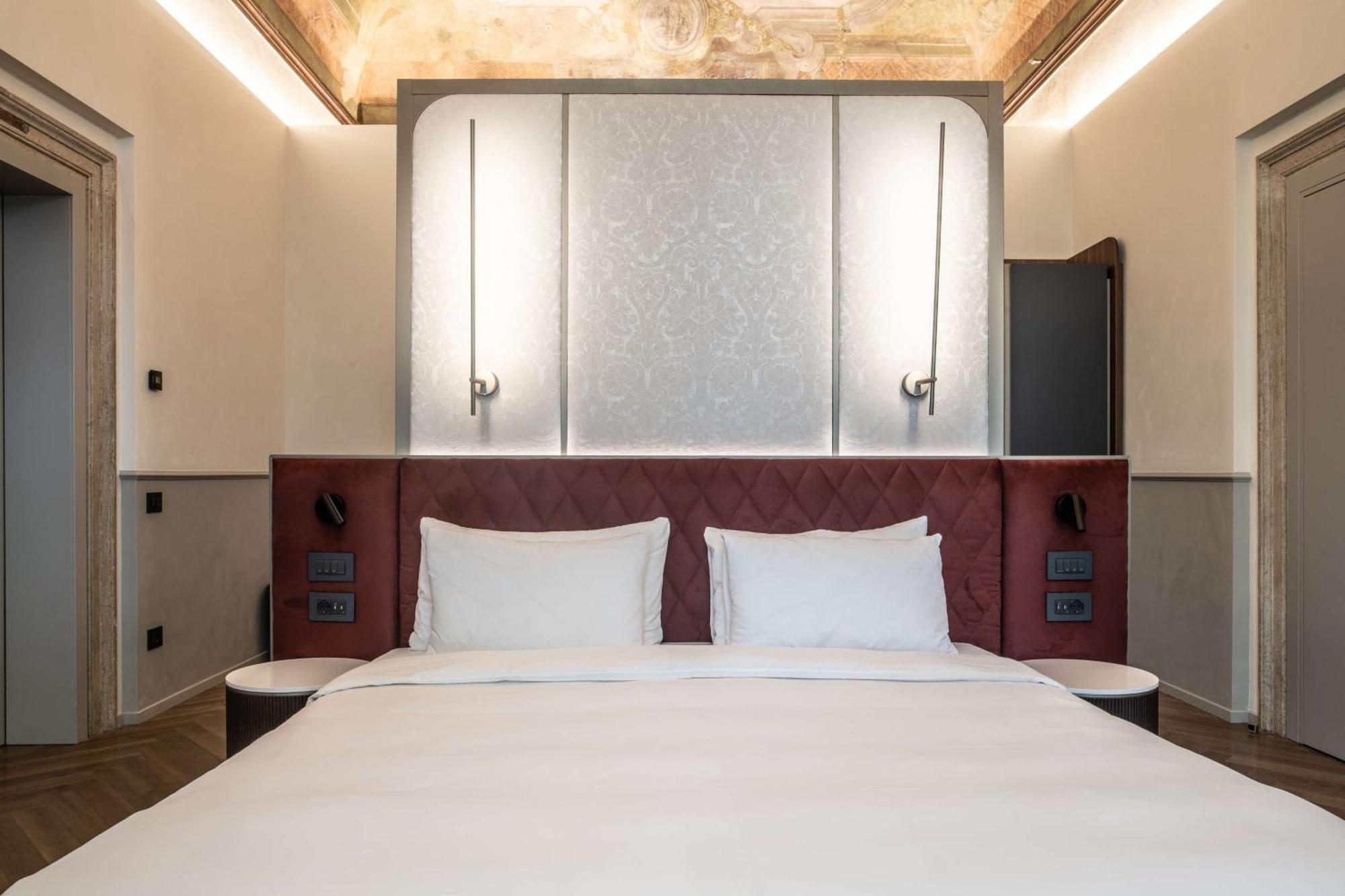 Radisson Collection Hotel, Palazzo Nani Velence Kültér fotó A bedroom at the hotel