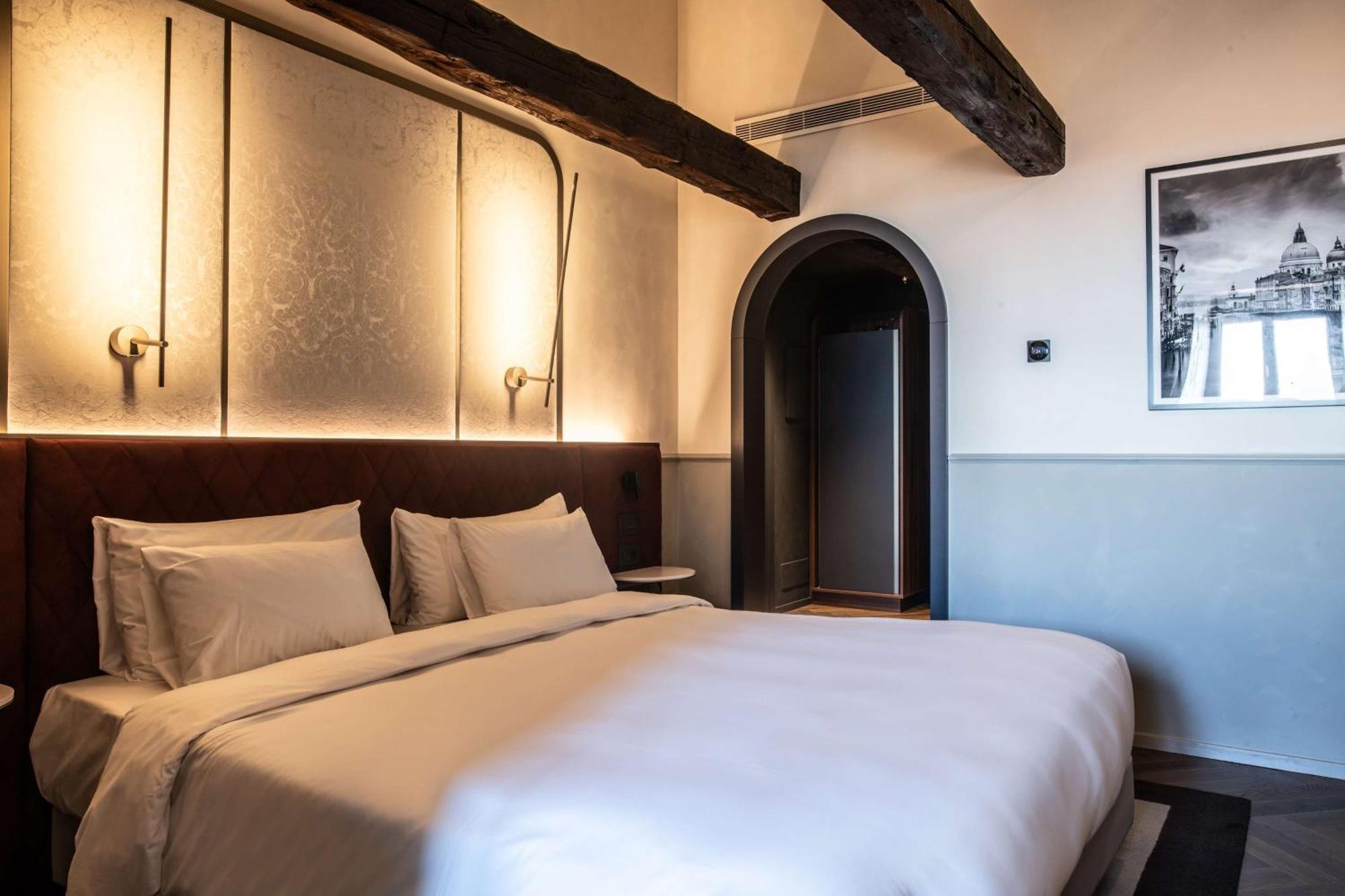 Radisson Collection Hotel, Palazzo Nani Velence Kültér fotó A room at the hotel