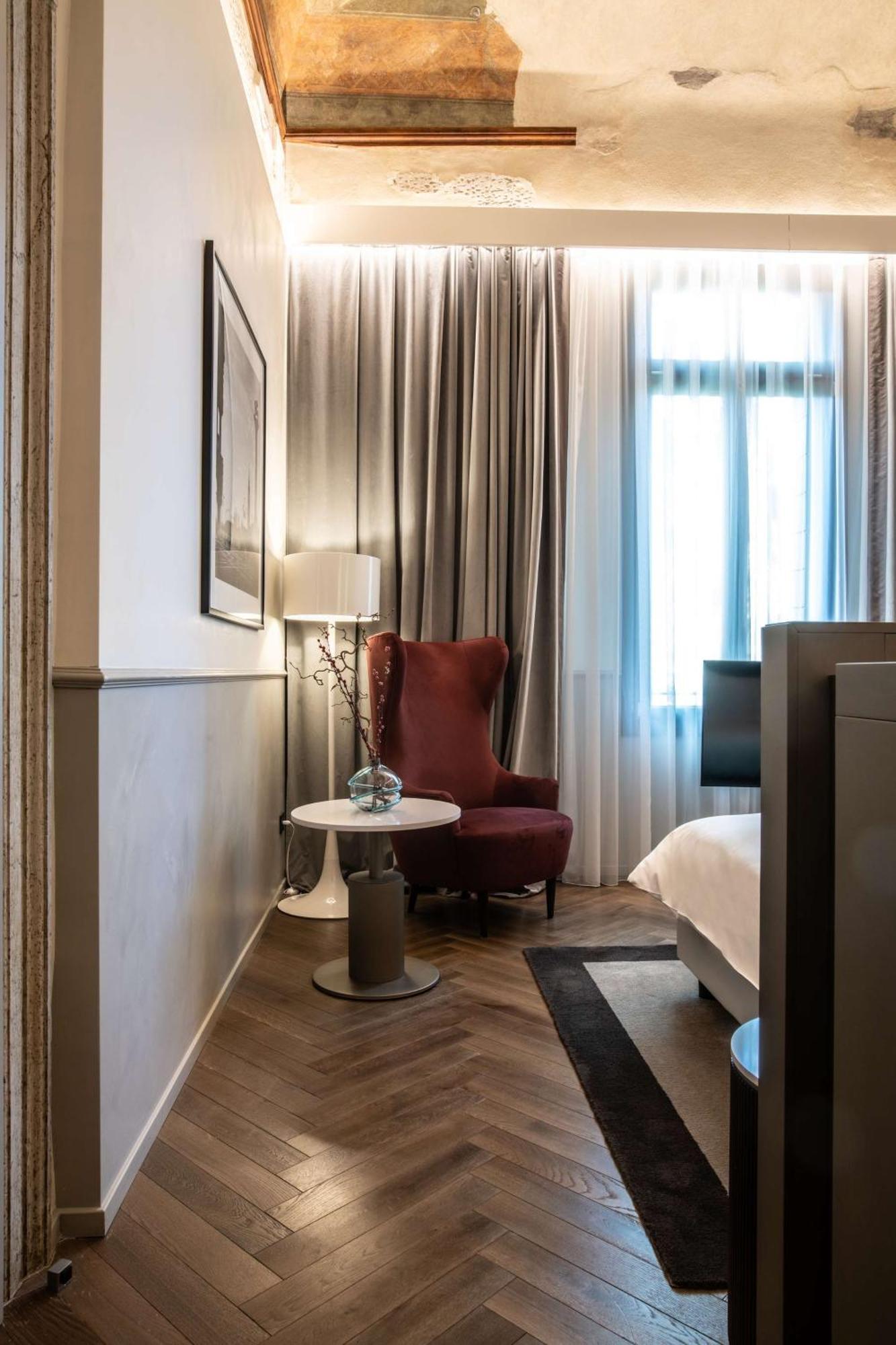 Radisson Collection Hotel, Palazzo Nani Velence Kültér fotó A room at the hotel